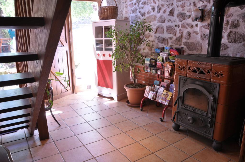La Ferme Aux Abeilles Hotel Ambierle Bagian luar foto