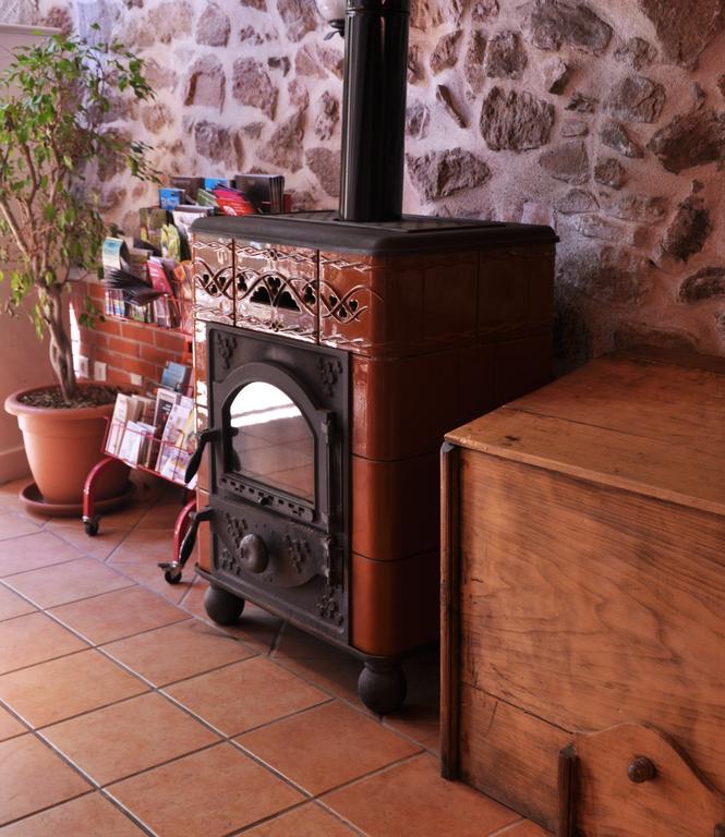 La Ferme Aux Abeilles Hotel Ambierle Bagian luar foto