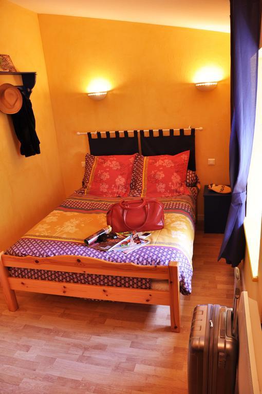 La Ferme Aux Abeilles Hotel Ambierle Ruang foto